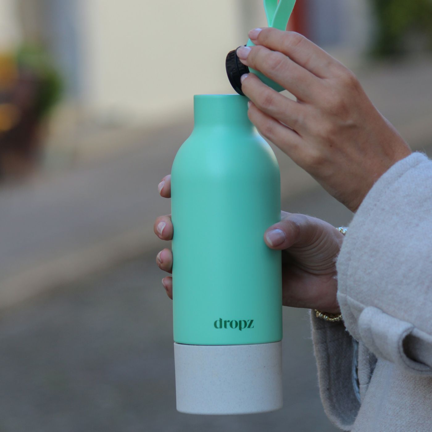 dropz Flasche minzgrün - 0.5 L mit Aufbewahrungsfach